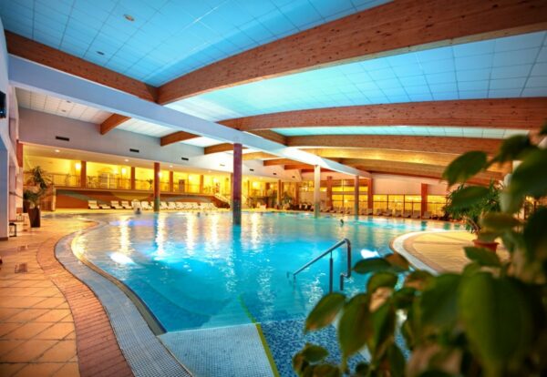Vnútorný bazén v hoteli Kaskady Hotel & Spa Resort