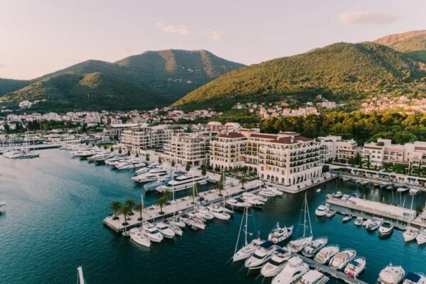 Hotel Regent Porto Montenegro je situovaný v luxusnom jachtovom prístave