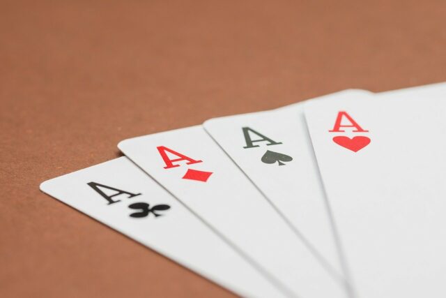 Blafovanie v obľúbenej kartovej hre poker