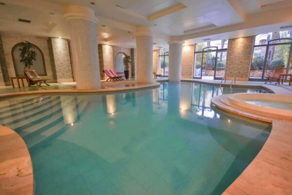 Krásny vnútorný bazén v hoteli Maritime Antoine Hotel & Spa